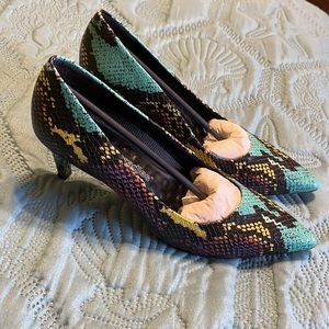(#125) NWT ladies unique dress shoes by Walking Cradles. Size 6 1/2 narrow.